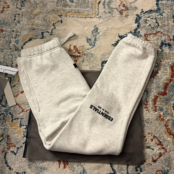 Essentials Fear Of God sweatpants light oatmeal size small - Picture 5 of 6